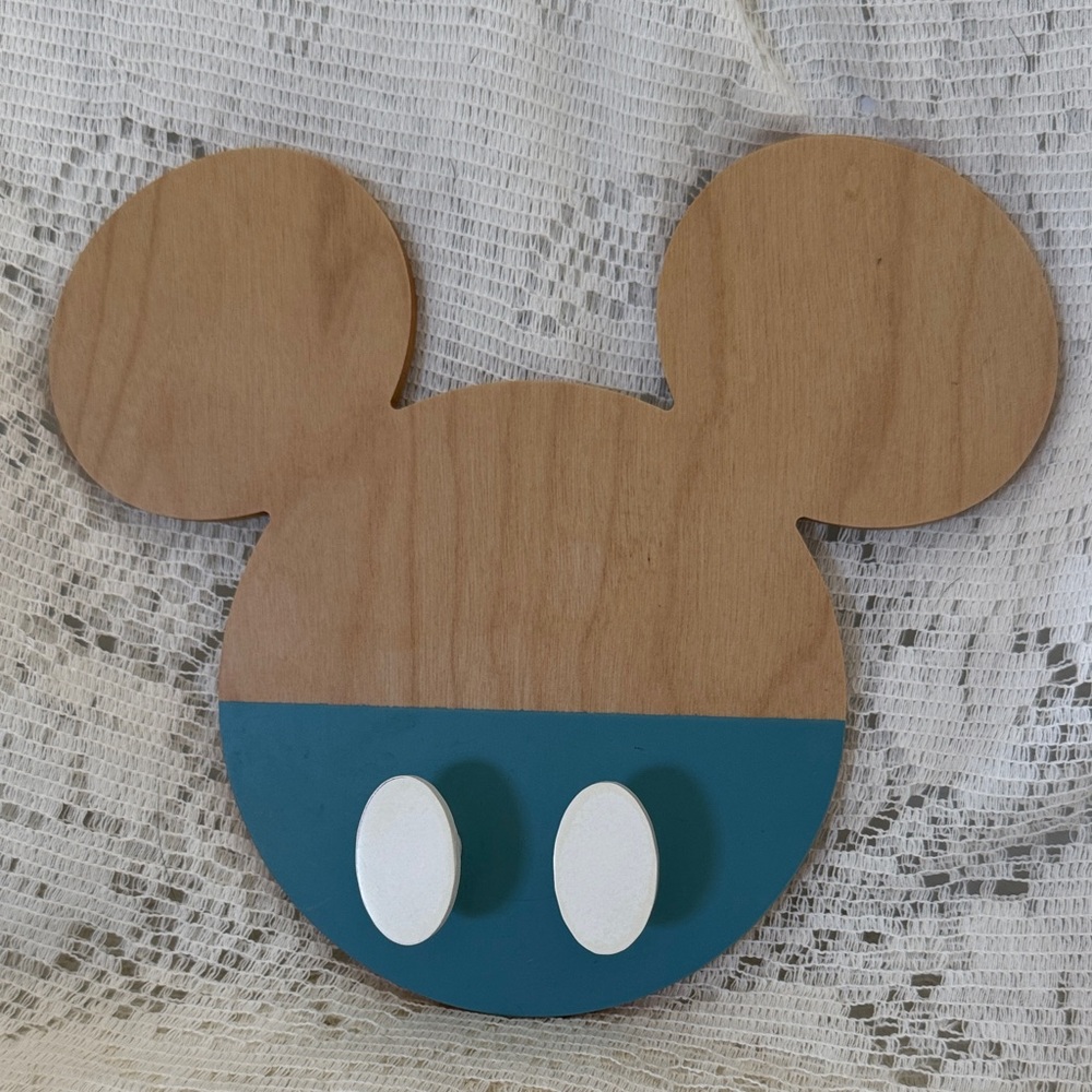 Disney Parks Wall deco Mickey Mouse Head holds Disney lanyards jackets, etc. NEW